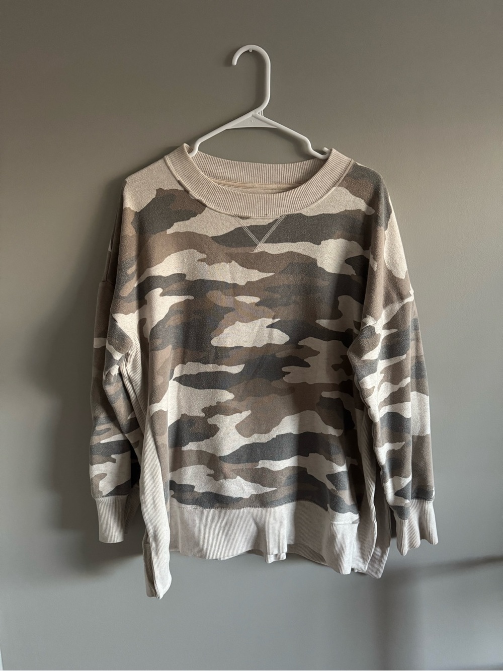Aerie Women’s Camo Crewneck Sweater - Taupe/Gray